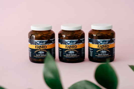 3 Behälter mit Omega-3 Kapseln von Nørd auf rosafarbenen Hintergrund