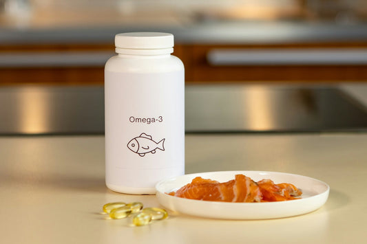 Omega-3 Dose mit davor liegenden Kapseln und einer Schale Lachs